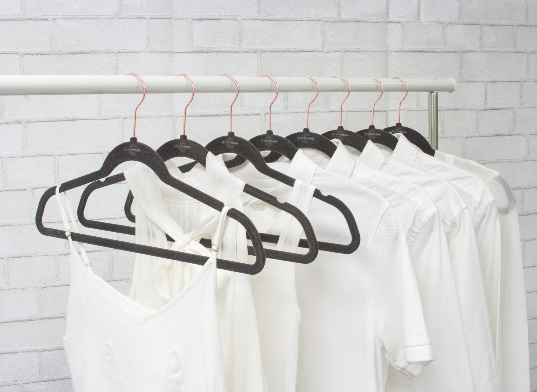 https://www.closetcomplete.com/cdn/shop/products/closet-complete-velvet-hangers-premium-heavyweight-80g-velvet-suit-hangers-71550-7162797817941_1800x1800.jpg?v=1552520797